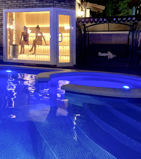 Сауна и бассейн с джакузи в Семейном отеле Астель Вилла в Геленджике